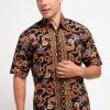 Short sleeves shirt Didesain trendy dalam motif batik print Pointed collar dan button opening Cocok digunakan pada saat acara formal dan nonformal Material : Katun prima