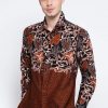 Long sleeves shirt Desain ethnic dalam motif batik Pointed collar, front button opening Detail button pada bagian lengan Materail : Katun prima