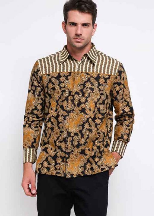 Long sleeves shirt Desain ethnic dalam motif batik Pointed collar, hidden button opening Left chest pocket dan detail button pada bagian lengan Material : Katun prima