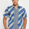 Short sleeve shirt Didesain etnik dalam batik printing Pointed collar Front button opening Material : Katun prima