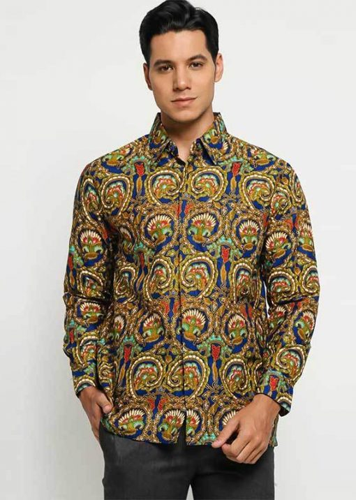 Long sleeve shirt Didesain etnik dalam batik printing Pointed collar Front button opening Material : Cotton