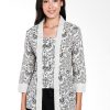 3/4 slevees blouse Didesain etnik dalam motif batik print Square neckline Cocok digunakan pada acara formal maupun non formal Material : Katun prima