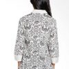 3/4 slevees blouse Didesain etnik dalam motif batik print Square neckline Cocok digunakan pada acara formal maupun non formal Material : Katun prima