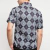 Short sleeves shirt Didesain trendy dalam motif batik print Pointed collar dan button opening Cocok digunakan pada saat acara formal dan nonformal Material : Katun prima