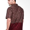 Short sleeves shirt Didesain reguler dalam motif batik print Pointed collar, dan button opening Cocok digunakan pada saat acara formal dan nonformal Material : Katun prima