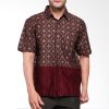 Short sleeves shirt Didesain reguler dalam motif batik print Pointed collar, dan button opening Cocok digunakan pada saat acara formal dan nonformal Material : Katun prima