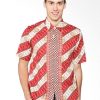 Short sleeve shirt Didesain casual dalam batik pattern Pointed collar dan hidden button opening Nyaman digunakan untuk acara formal maupun nonformal Material : Katun