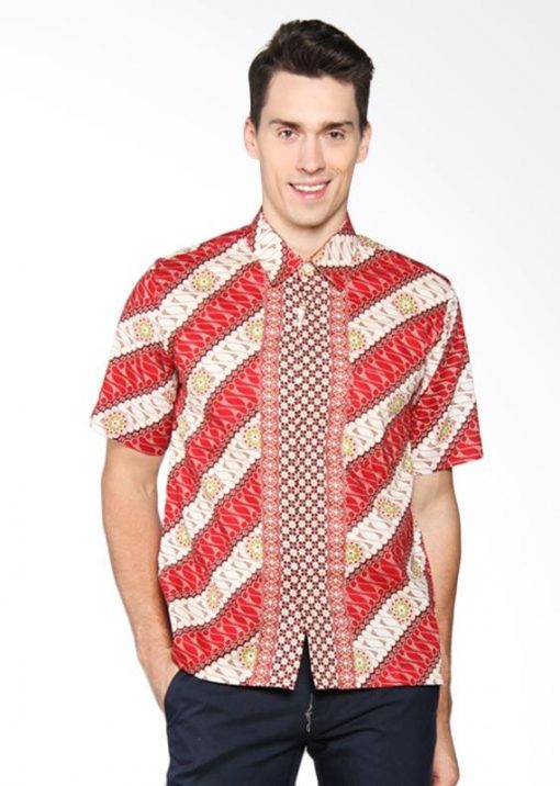 Short sleeve shirt Didesain casual dalam batik pattern Pointed collar dan hidden button opening Nyaman digunakan untuk acara formal maupun nonformal Material : Katun