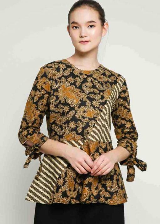3/4 sleeve blouse Didesain etnik dalam batik pattern Round neckline Back zipper closure Material : Katun Batik Print