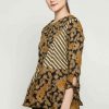 1. 3/4 sleeve blouse 2. Didesain etnik dalam batik pattern 3. Round neckline 4.Back zipper closure 5. Material : Katun Batik Print
