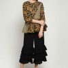 1. 3/4 sleeve blouse 2. Didesain etnik dalam batik pattern 3. Round neckline 4.Back zipper closure 5. Material : Katun Batik Print