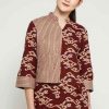 1. 3/4 sleeve blouse 2. Didesain etnik dalam batik pattern 3. V-neckline 4. Back zipper closure 5. Material : Katun Prima, Batik Print