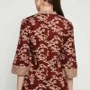 1. 3/4 sleeve blouse 2. Didesain etnik dalam batik pattern 3. V-neckline 4. Back zipper closure 5. Material : Katun Prima, Batik Print