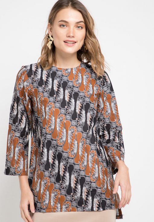 7/8 sleeves blouse Didesain etnik Round neckline, detail asymmetric cutting, dan back zipper opening Nyaman saat digunakan Material : Katun prima & batik print