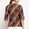 3/4 sleeve blouse Didesain etnik dalam batik pattern V-neckline Back zipper closure Material : Katun Prima, Batik Print