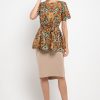 Short sleeves blouse Didesain ethnic dalam motif batik Round neckline, back zipper opening dan self tie belt Nyaman saat digunakan Material : Katun & Batik Print