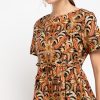 Short sleeves blouse Didesain ethnic dalam motif batik Round neckline, back zipper opening dan self tie belt Nyaman saat digunakan Material : Katun & Batik Print