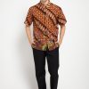Short sleeve batik Didesain casual Pointed collar, front hidden button opening, dan left front pocket Sangat nyaman saat digunakan Material : Katun dan batik print