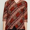 3/4 sleeve blouse Didesain etnik dalam batik pattern V-neckline Back zipper closure Material : Katun Prima, Batik Print